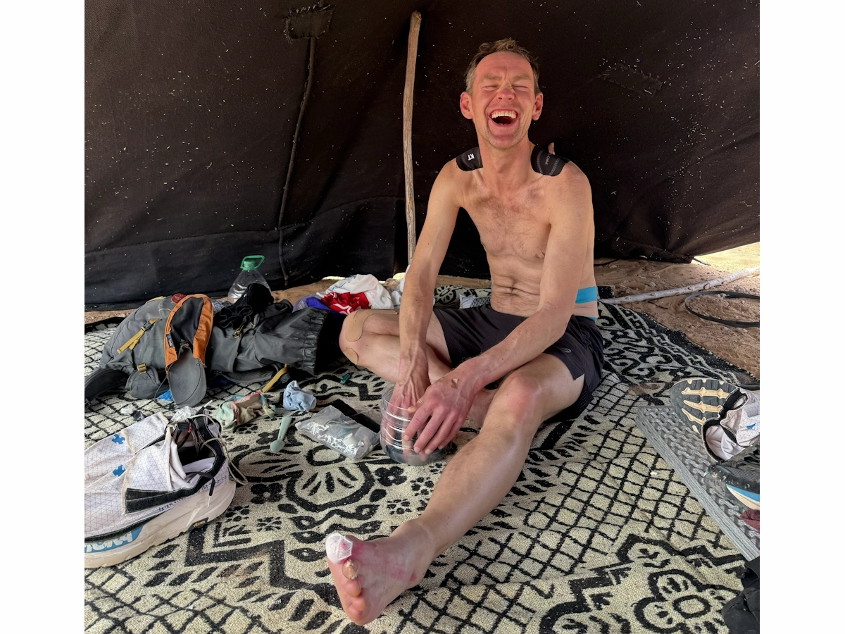 Lachende deelnemer tijdens Marathon des Sables ondanks zware omstandigheden