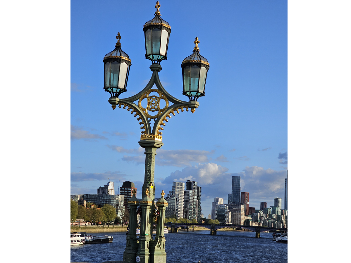 Lantaarn op brug Thames