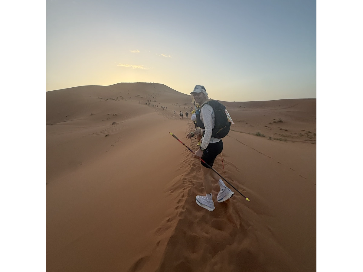 Lopen over duinkam tijdens Marathon des Sables