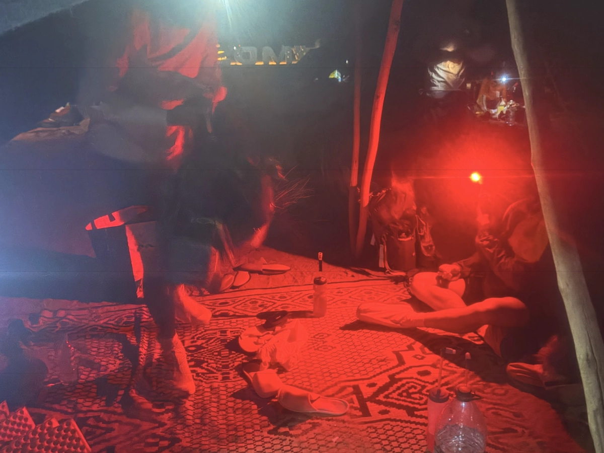 Avond in het Marathon des Sables kamp met lampjes in de tenten