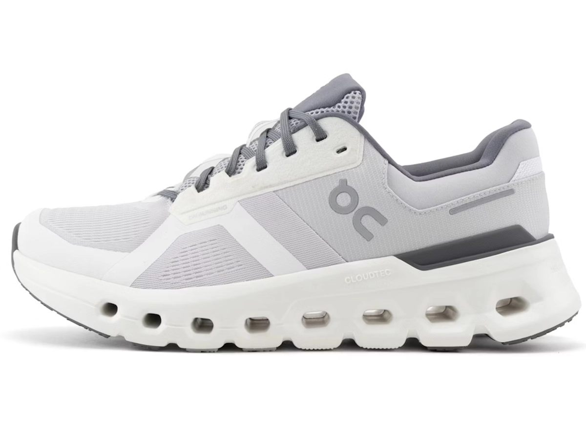 On Cloudrunner 2 in volledig witte uitvoering