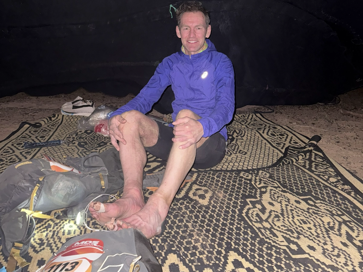 Opgelucht in tent na 100 km etappe Marathon des Sables