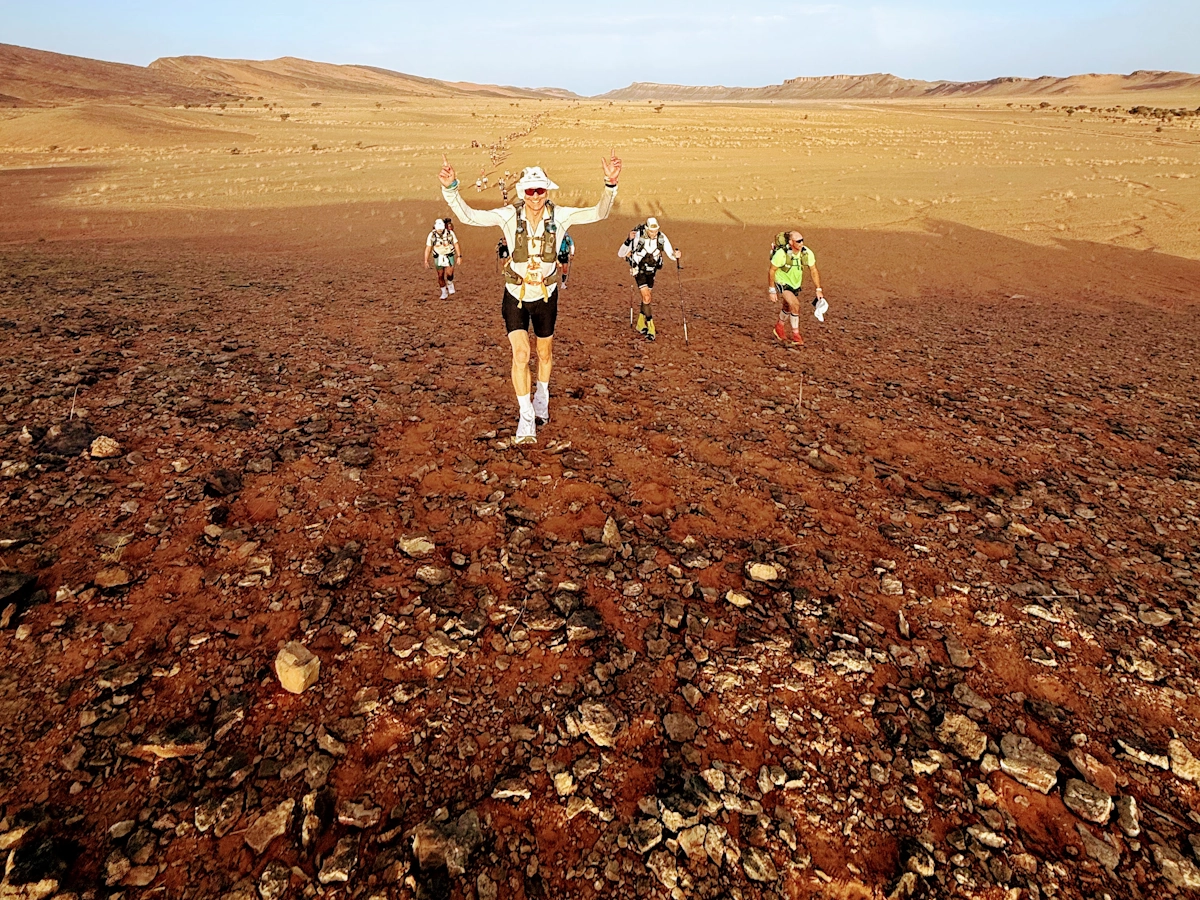 Hardloper over rotsachtig terrein hamada Marathon des Sables