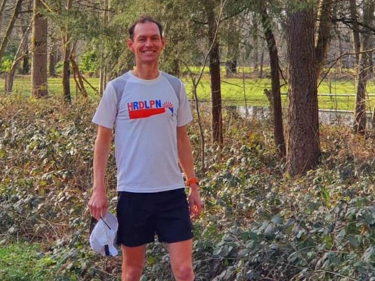 Peter die hardloopt in het bos