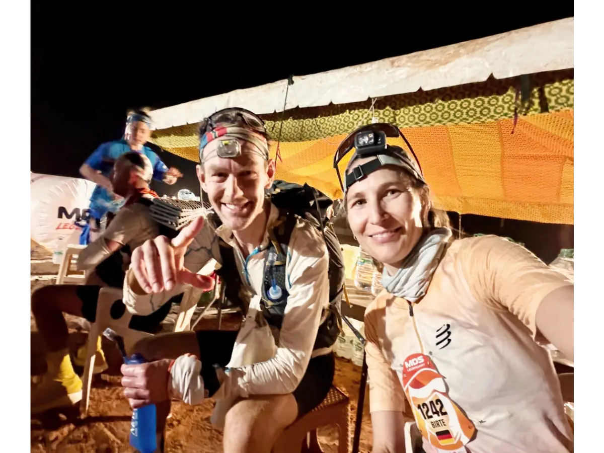 Finish na 100 km etappe Marathon des Sables Peter en Birte