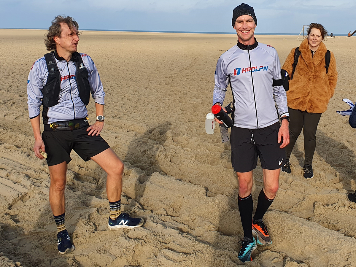 Peter en vrienden op strand in hardloopkleding