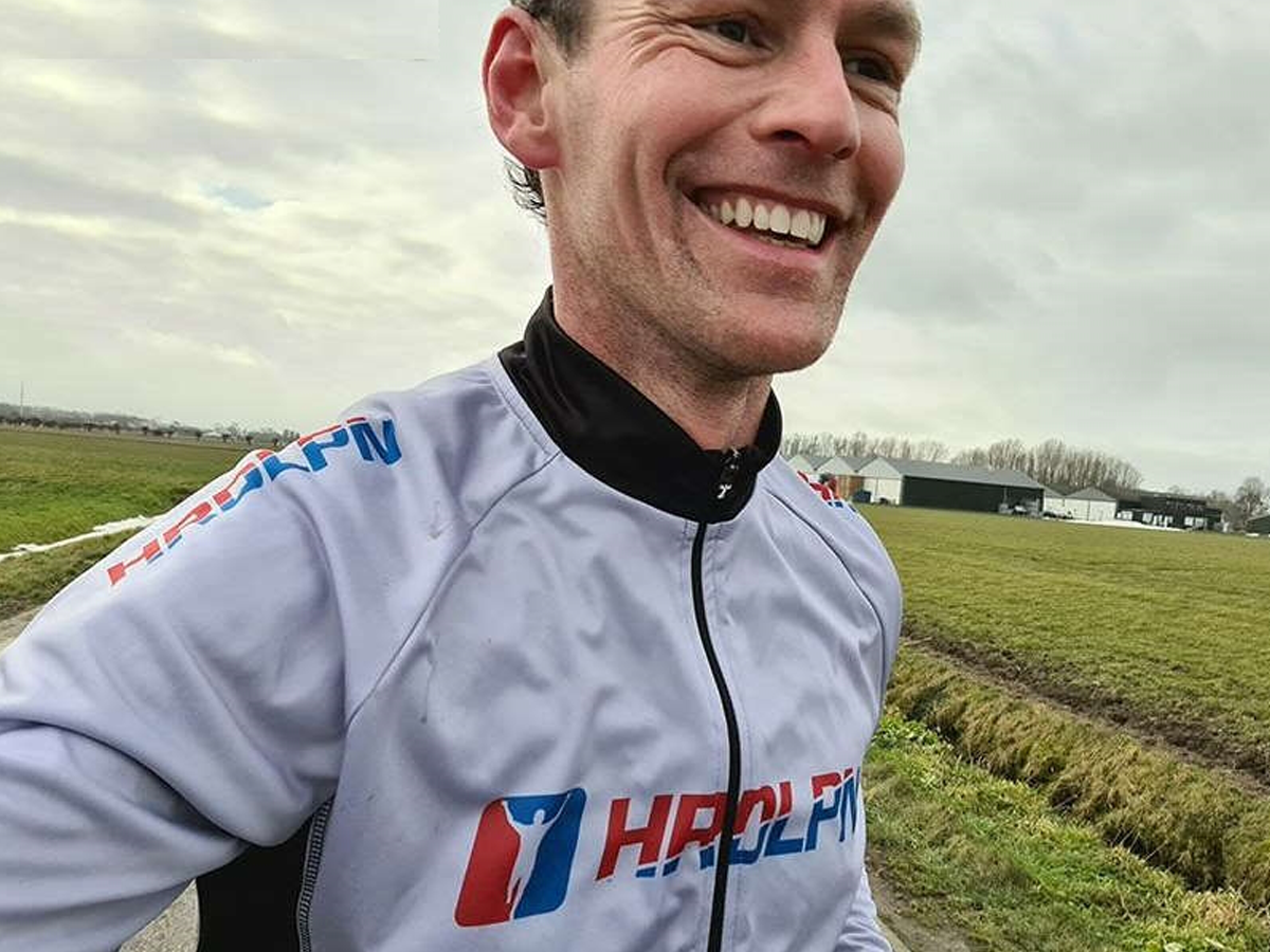 Peter hardlopen in HRDLPN shirt