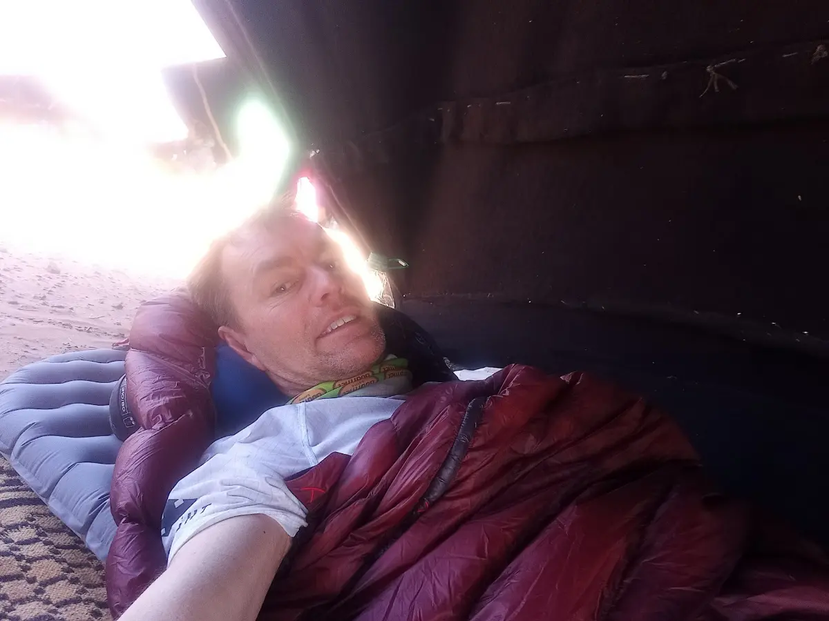 Slapen in slaapzak in tent Marathon des Sables bivak