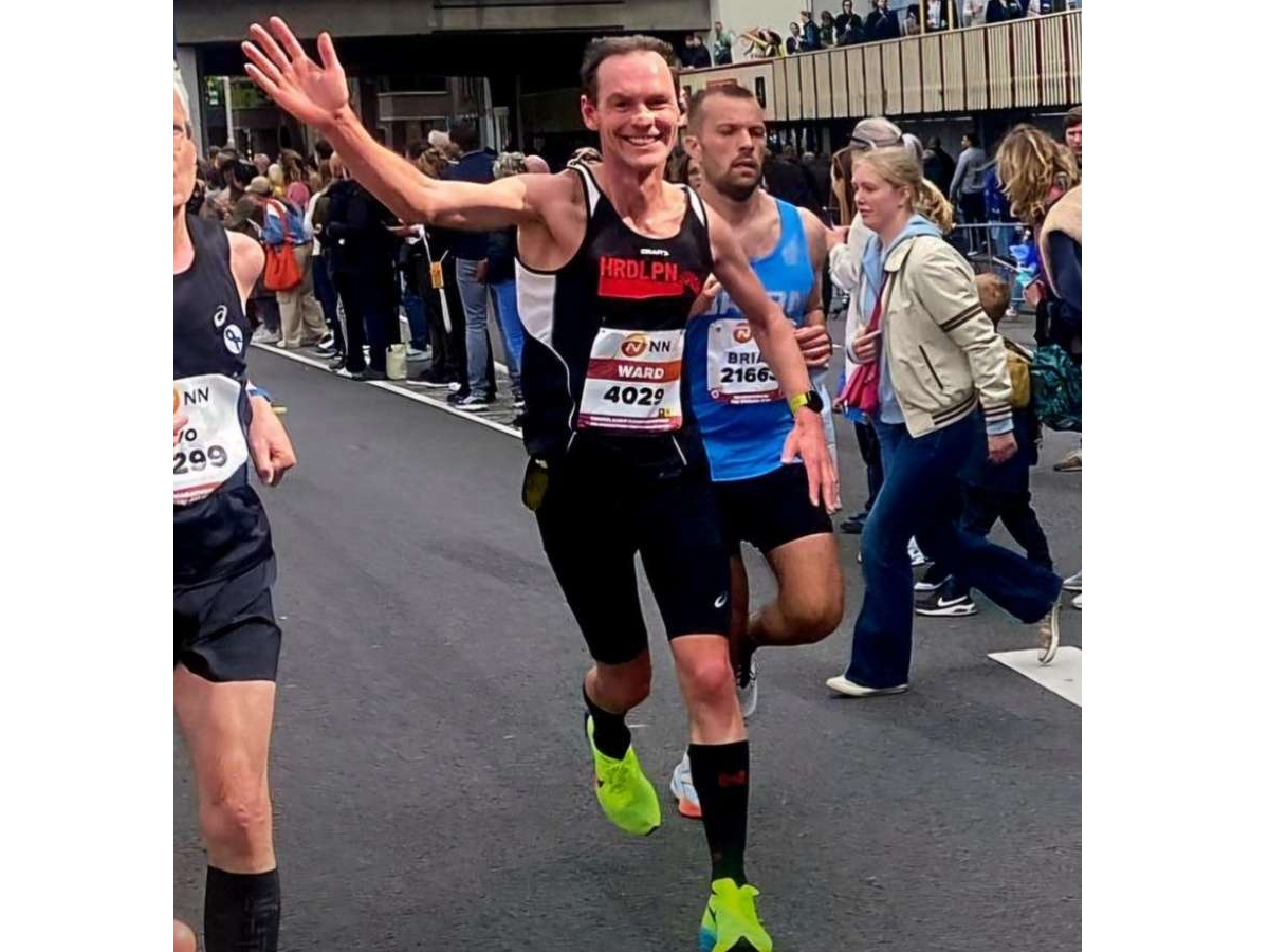 Peter in marathon Rotterdam op snelle carbon Nike Vaporfly