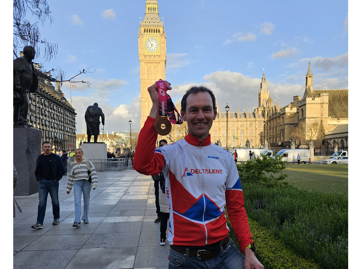 Peter met London Marathon medaille voor de Big Ben