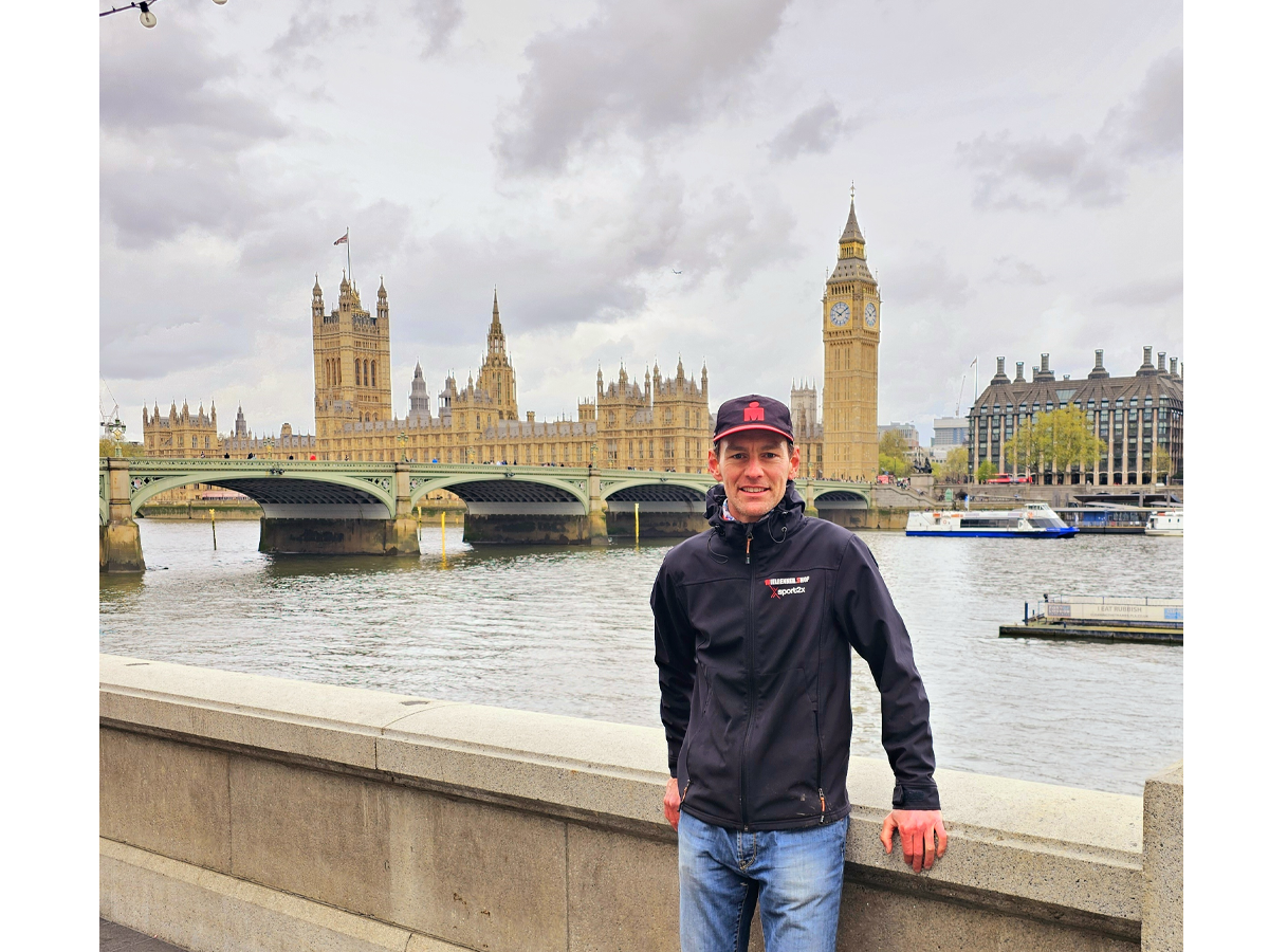 Peter met Palace of Westminster en Big Ben in achtergrond
