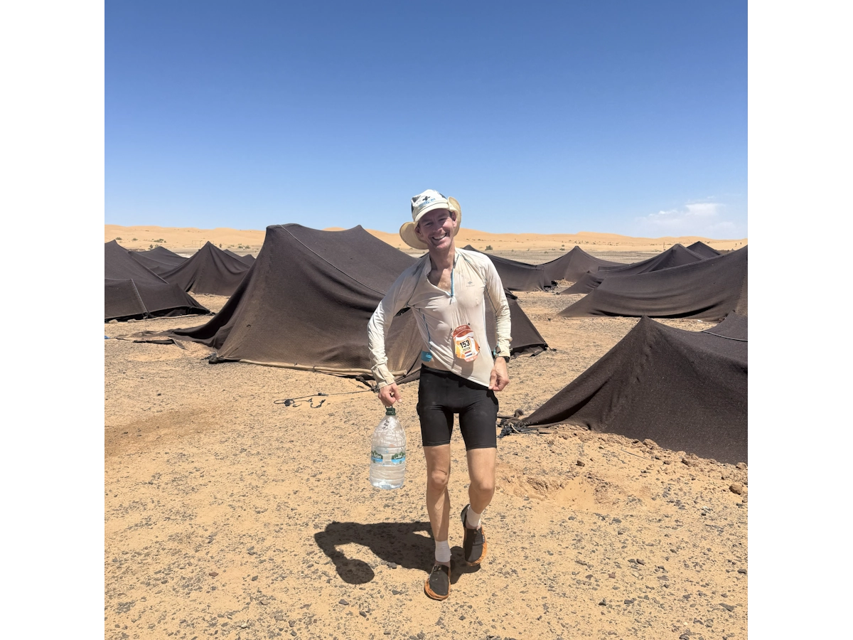 Hardloper met waterfles tijdens Marathon des Sables hydratatie