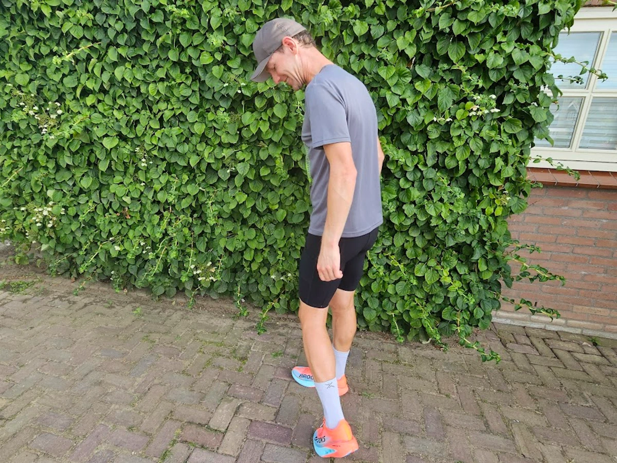 Peter test de hiel van de Brooks Hyperion Elite 5 carbon hardloopschoenen