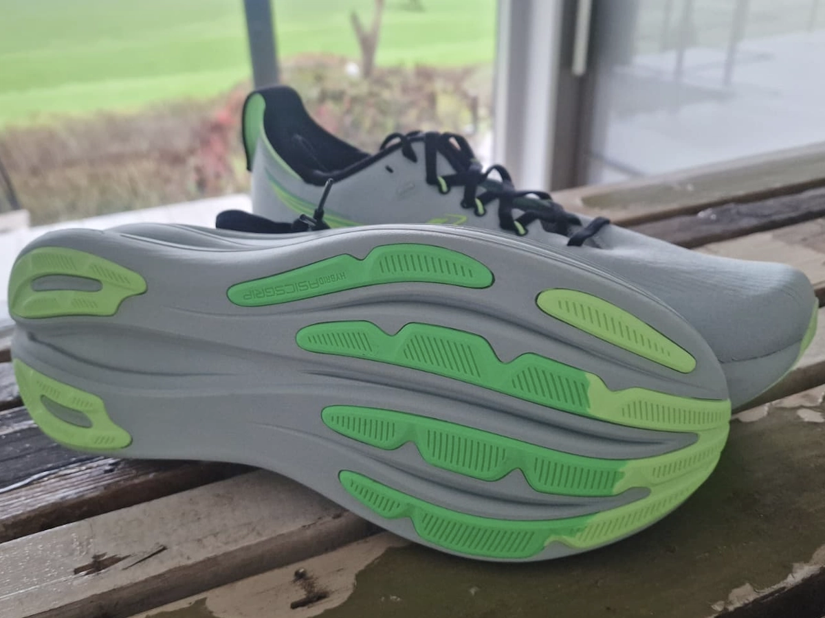 ASICS Nimbus 28 detailfoto tijdens hardlopen – demping en pasvorm in beeld