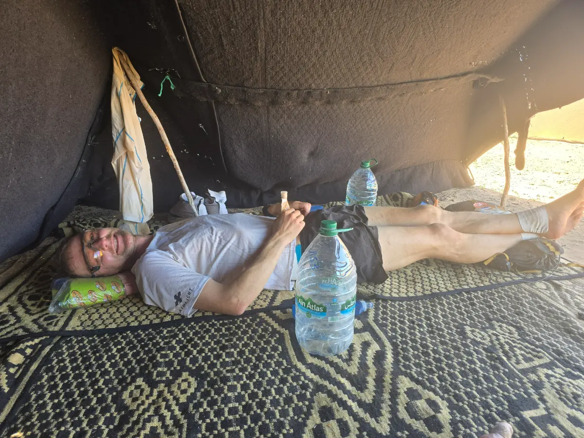 Uitrusten na etappe Marathon des Sables in woestijn