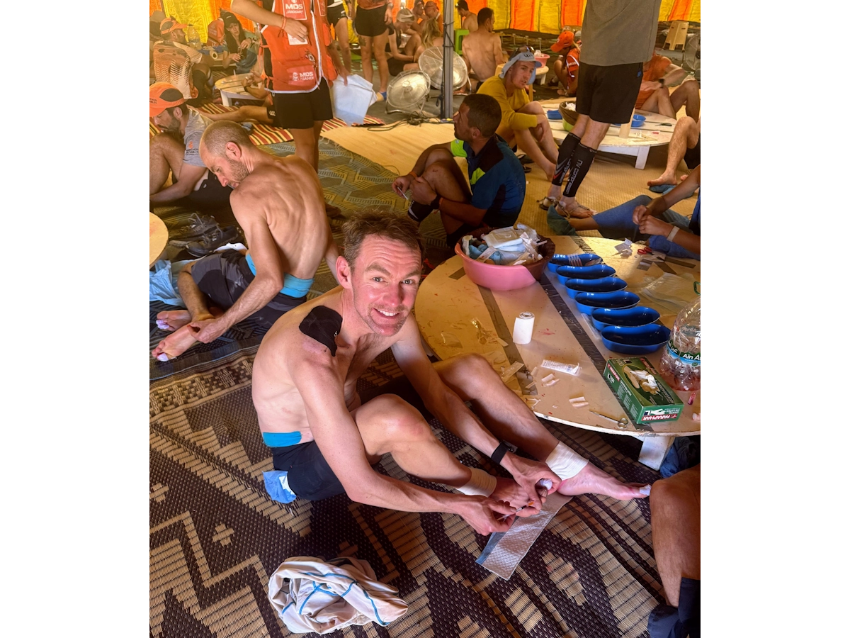 Zelf blaren behandelen tijdens Marathon des Sables in tent