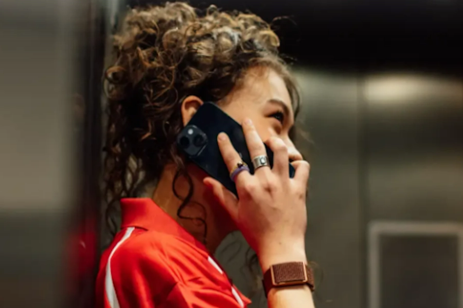 Polar Loop om de arm van een vrouw tijdens dagelijks gebruik