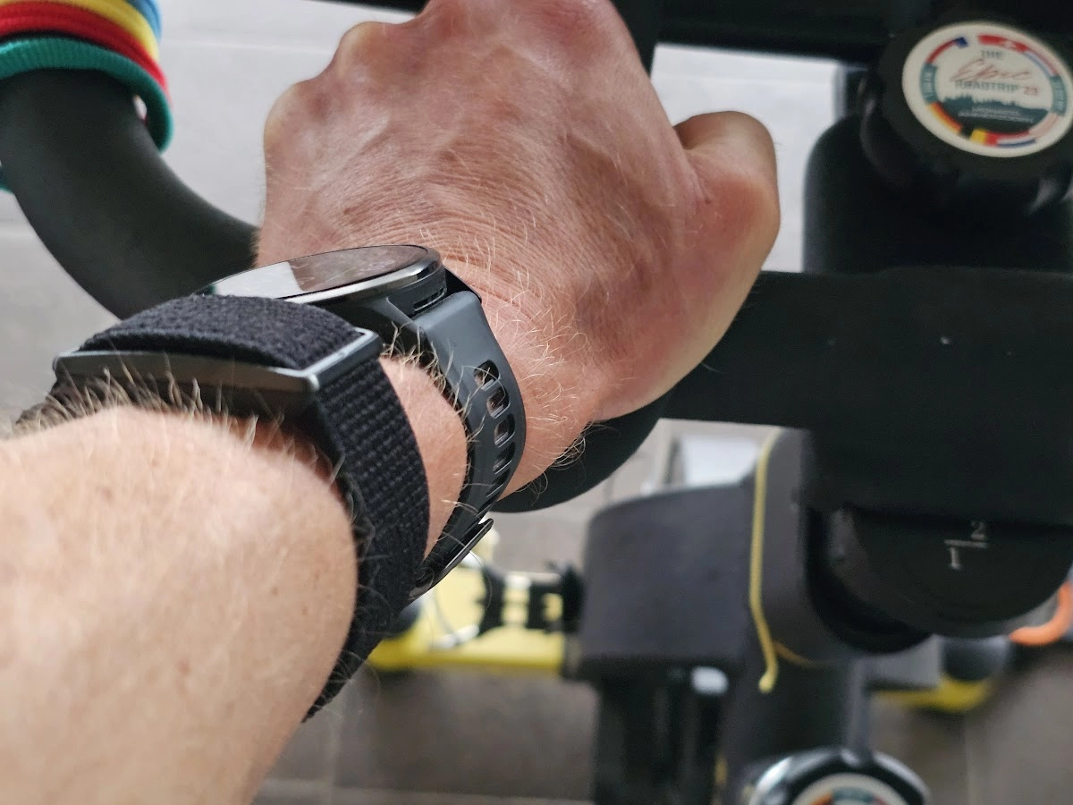 Polar Loop schermloze activity tracker test op hometrainer