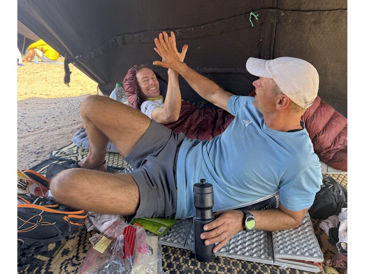 Rene en Peter samen tijdens Marathon des Sables etappe