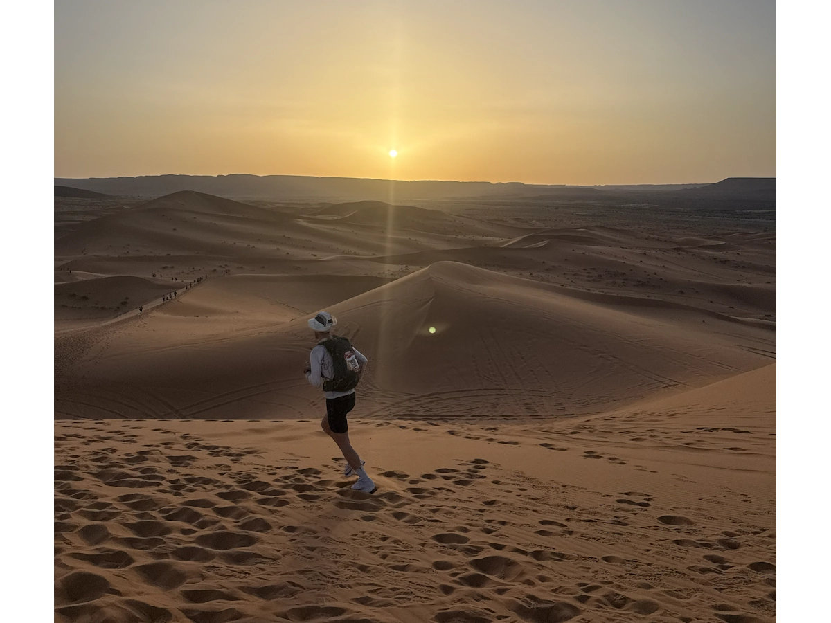 Alleen rennen door duinen Marathon des Sables Sahara