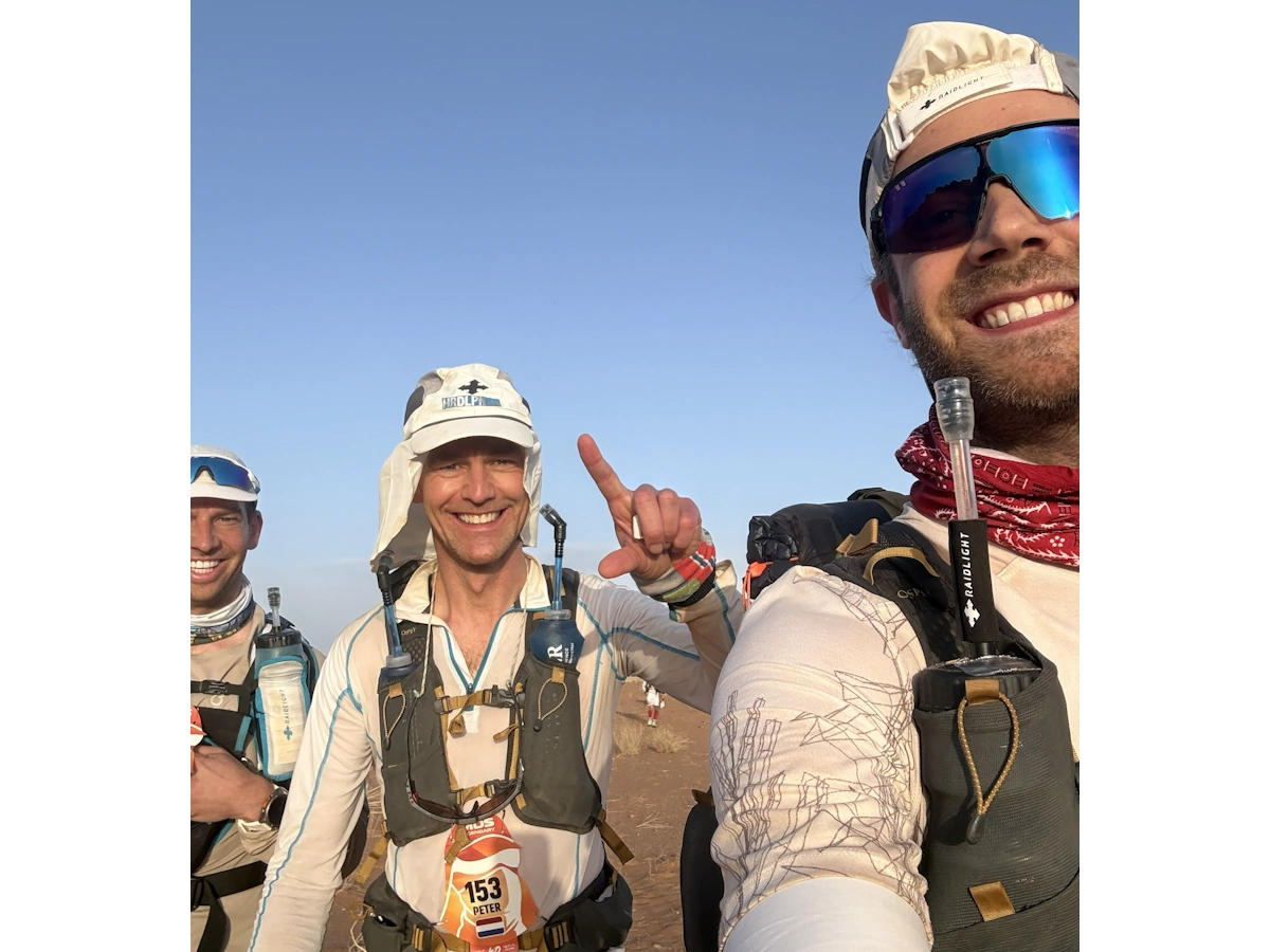Roel en Peter samen lopend Marathon des Sables door woestijn