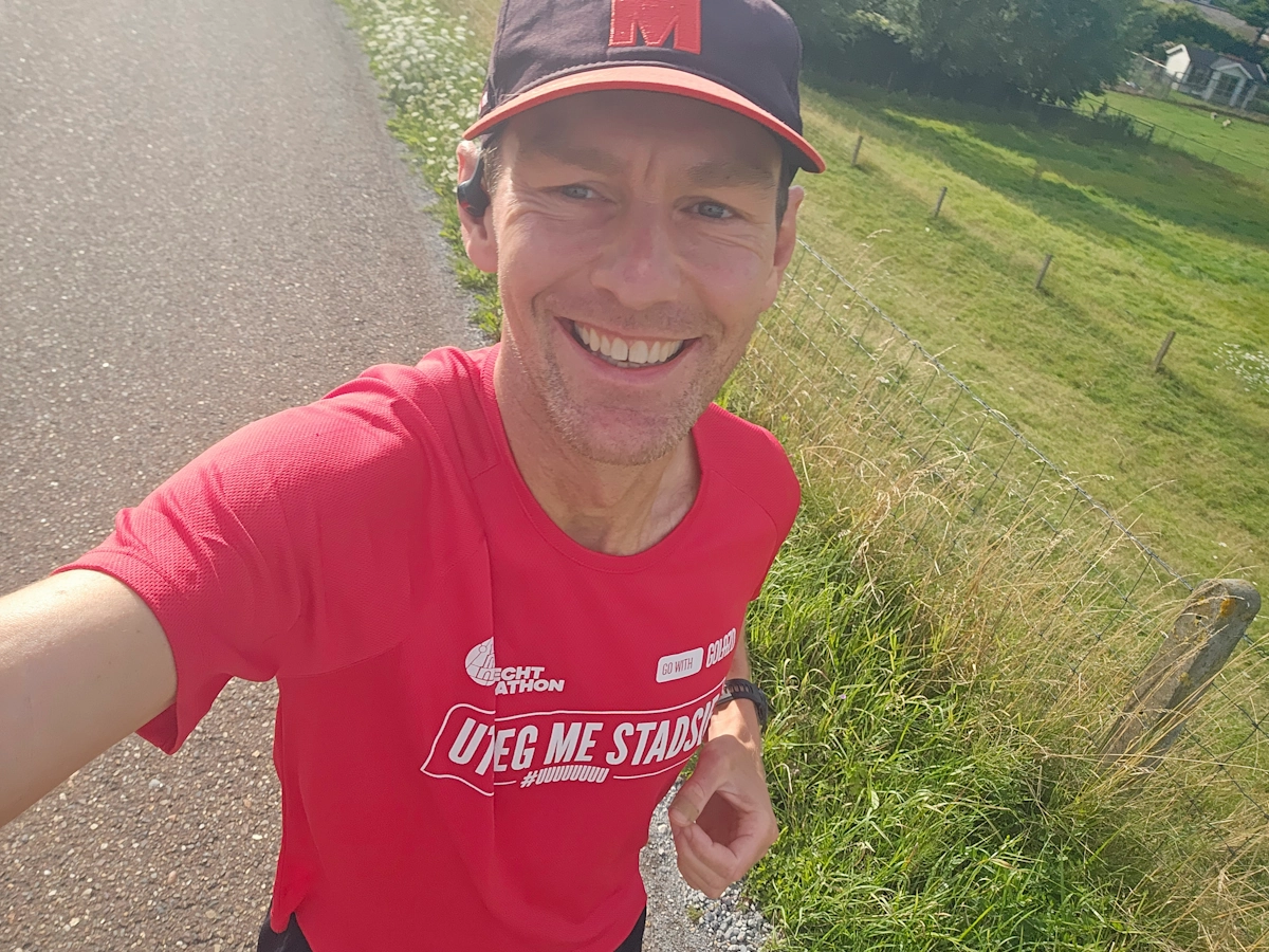 Shokz OpenFit 2 gedragen tijdens het hardlopen