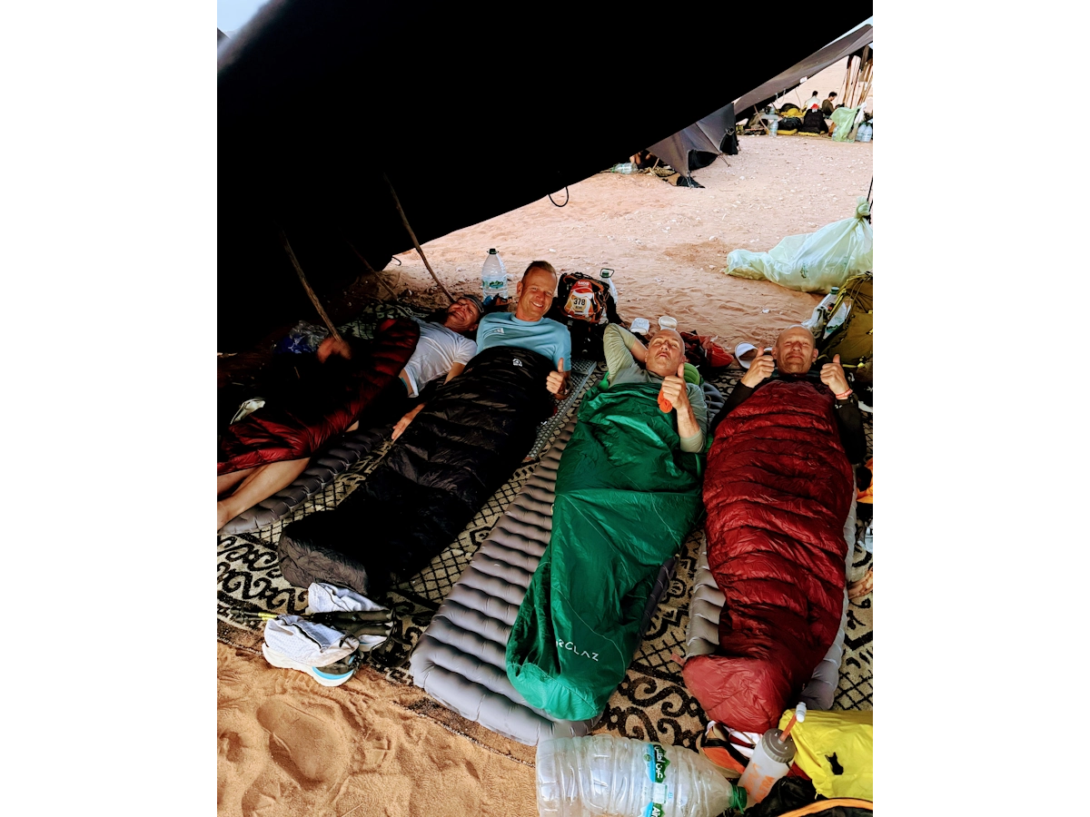Samen slapen in tent Marathon des Sables bivak