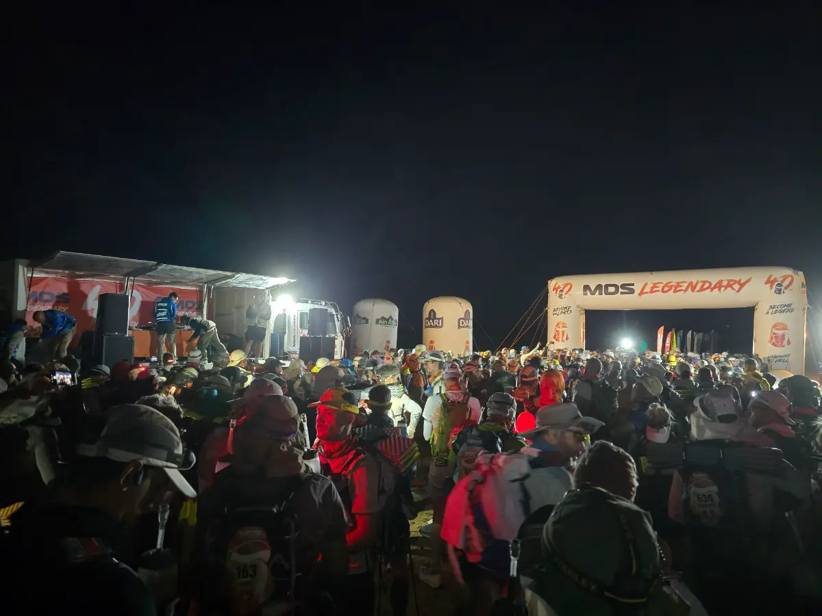 Start in het donker bij Marathon des Sables met hoofdlampen