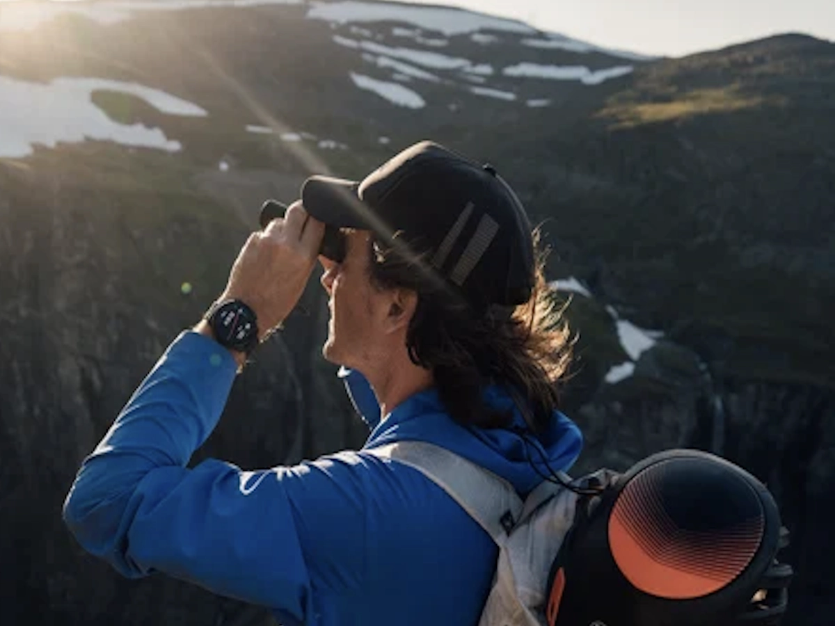 Suunto Vertical 2 horloge gedragen om de pols tijdens outdooractiviteit