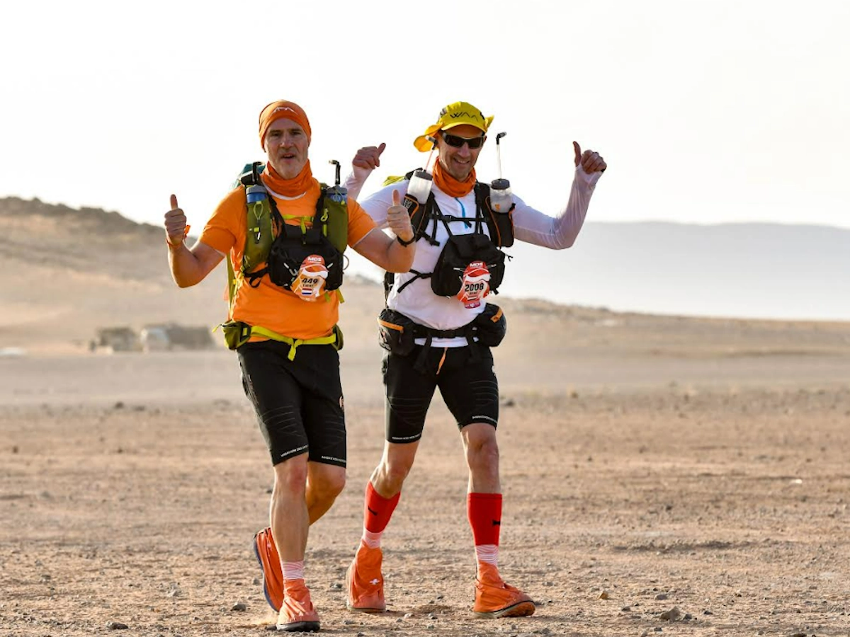 Evert en René tijdens hun ultra wandelavontuur in de woestijn van Marokko
