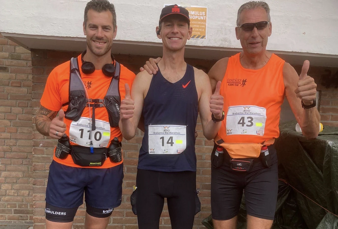 Deelnemers klaar voor de start van de Brabantse Wal Marathon in Bergen op Zoom