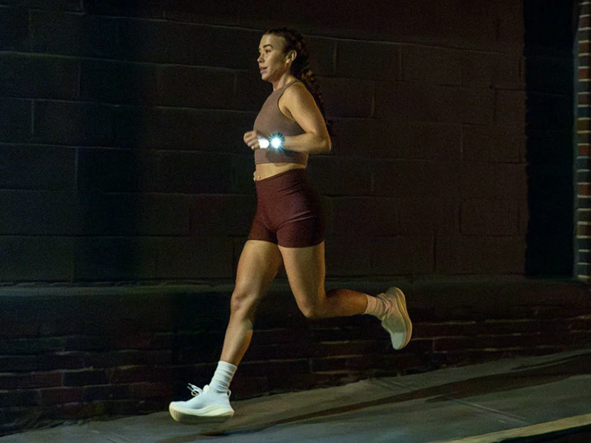 Hardloopster met Garmin 970 en zaklamp aan