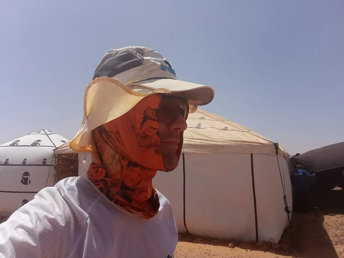 Zandstorm tijdens Marathon des Sables deelnemer met buffy bescherming