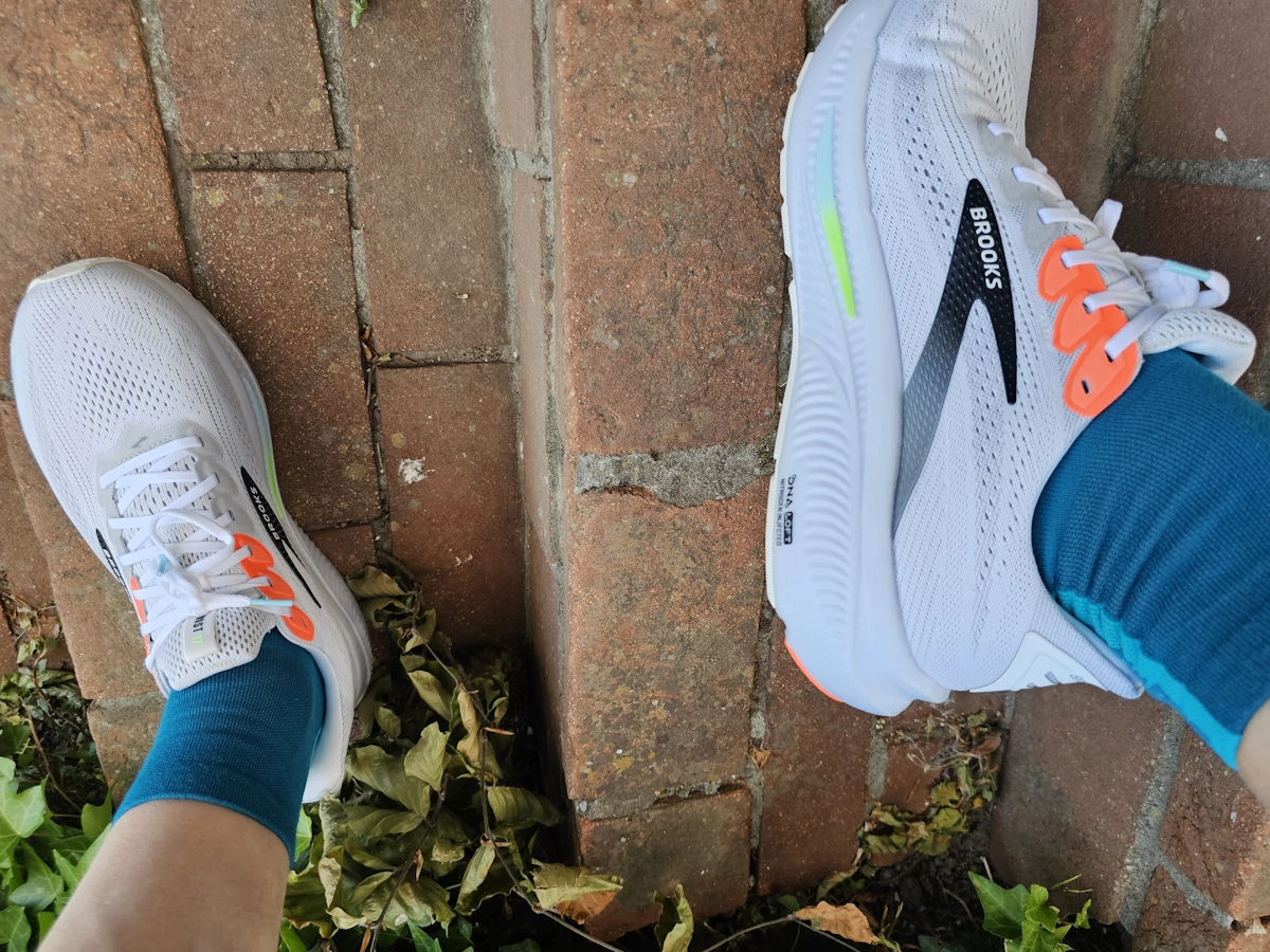 Zijaanzicht van de Brooks Ghost 17 hardloopschoen