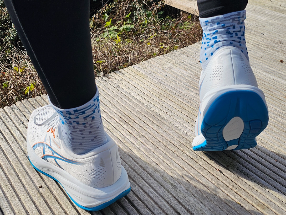 Achterzijde van de ASICS Cumulus 28 met zichtbare hielconstructie en demping