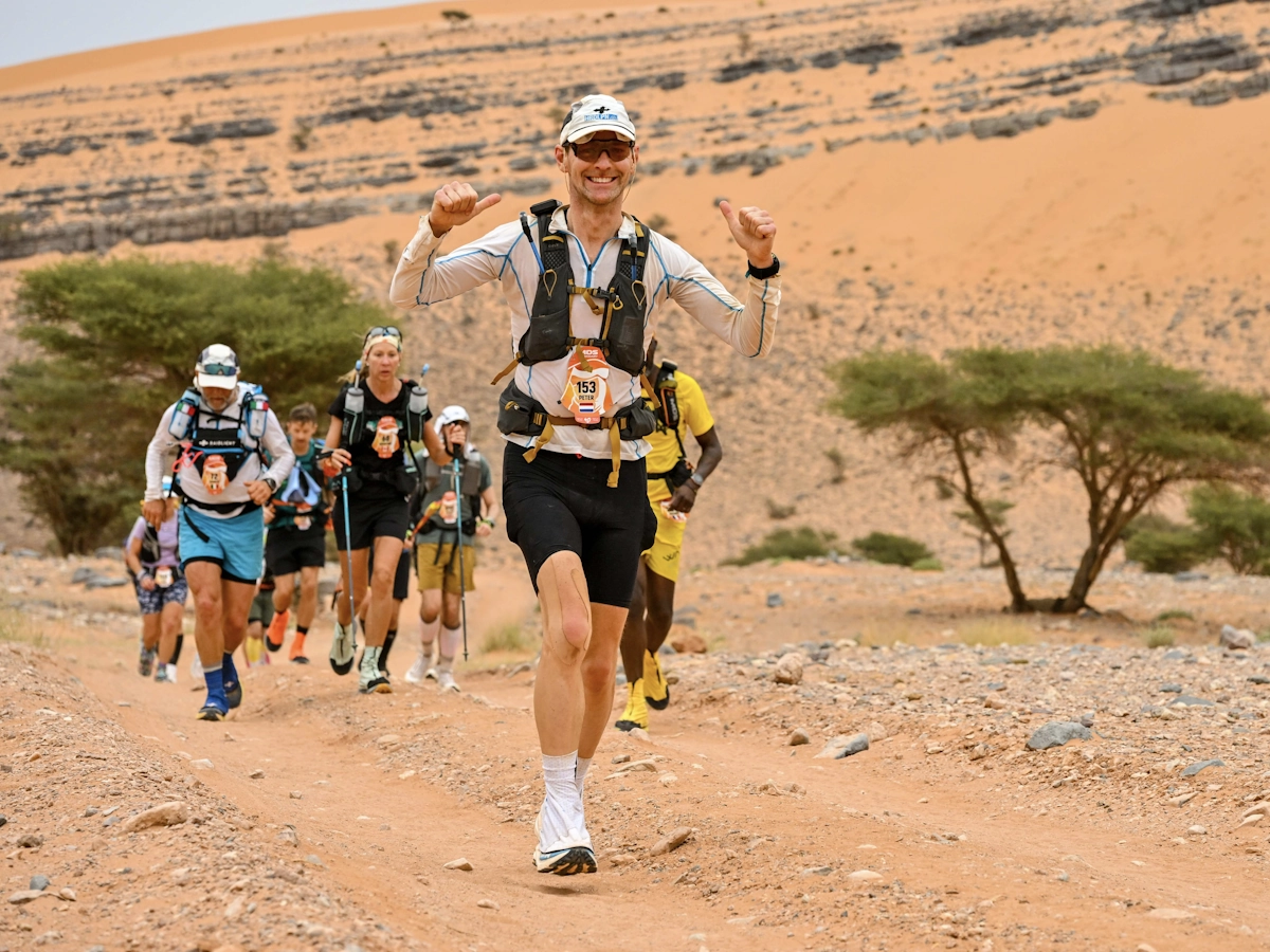 Loper alleen op het zandparcours van de Marathon des Sables