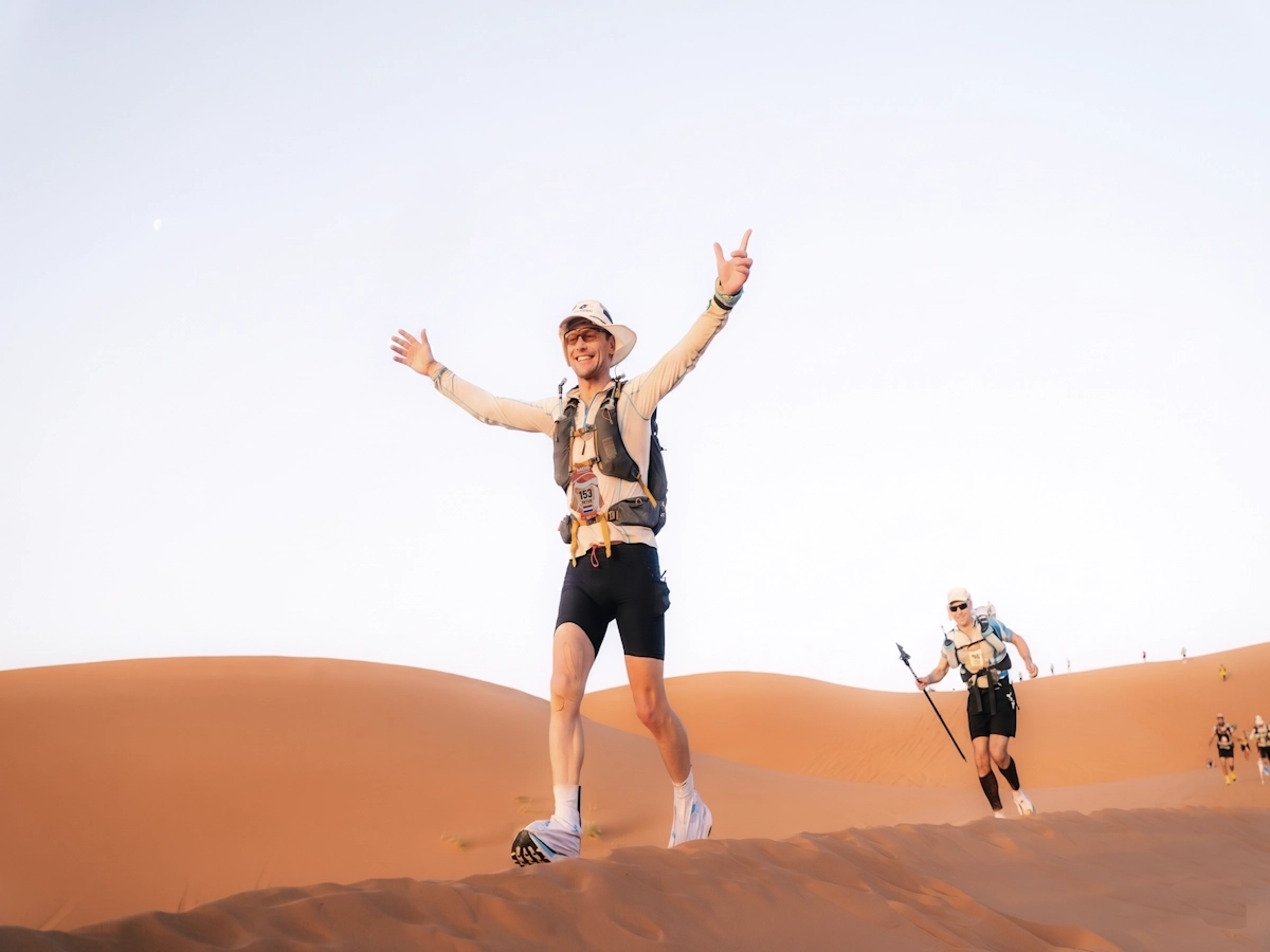 De leegte van de Sahara tijdens een solo moment in de Marathon des Sables