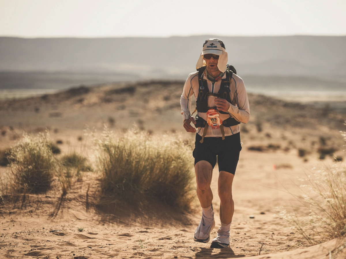 Alleen verder door het ruige woestijnlandschap van de Marathon des Sables