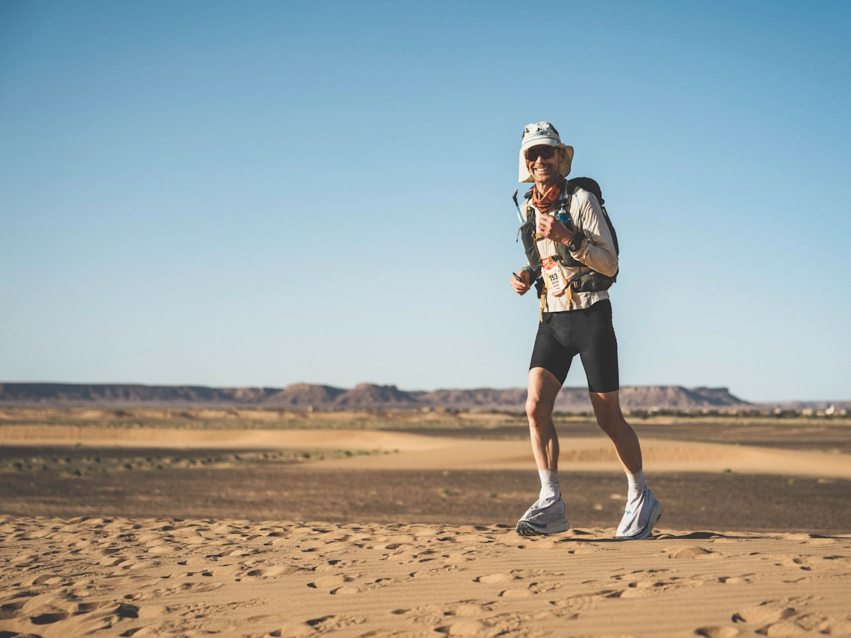Alleen lopend door de uitgestrekte Sahara tijdens de Marathon des Sables