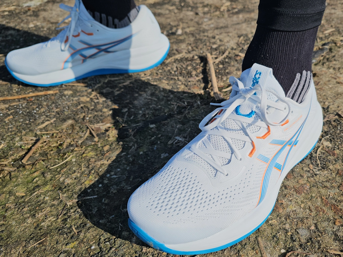 Bovenaanzicht van de ASICS Cumulus 28 met veters en zachte tongconstructie