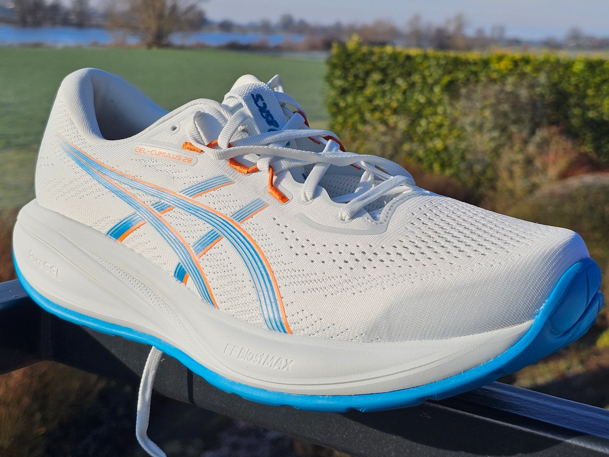 Vooraanzicht van de ASICS Cumulus 28 met ruime teenbox en stabiele neus