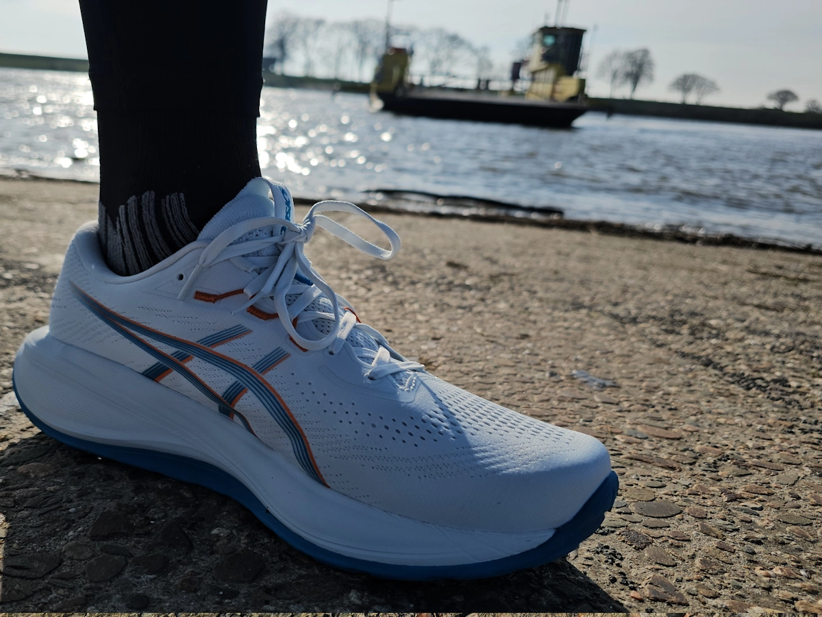 Zijkant van de ASICS Cumulus 28 met ademend mesh bovenwerk