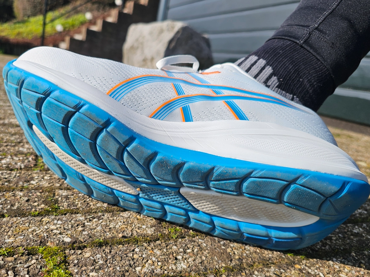 Buitenzool van de ASICS Cumulus 28 met slijtvast rubber en profiel
