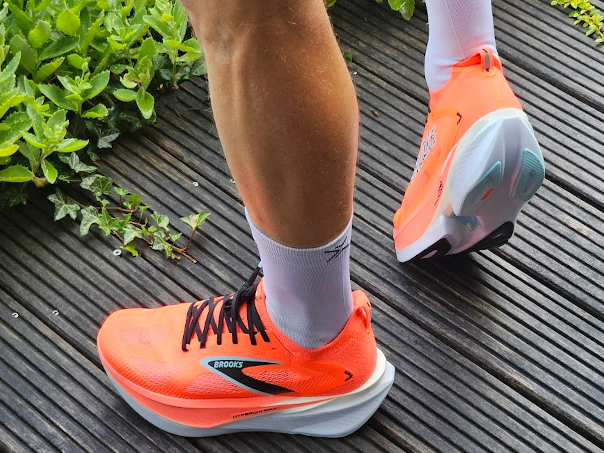 Brooks Hyperion Max 3 hardloopschoenen buiten in gebruik