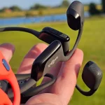 cloese-up-Shokz-openrun-pro-openfit-2-open-swim-hoofdtelefoons-test-op-hand