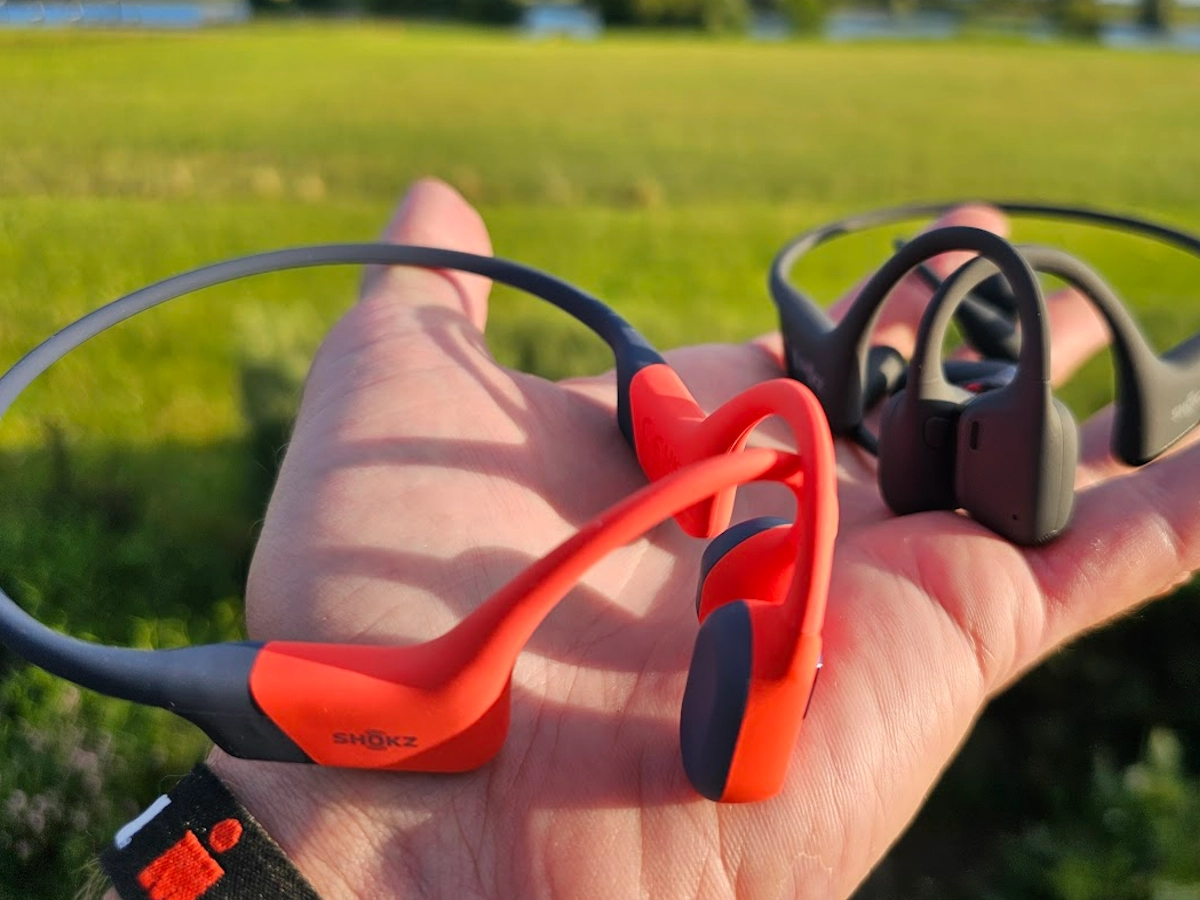 Close-up Shokz OpenRun PRO 2, OpenFit 2 en Open Swim Pro op hand