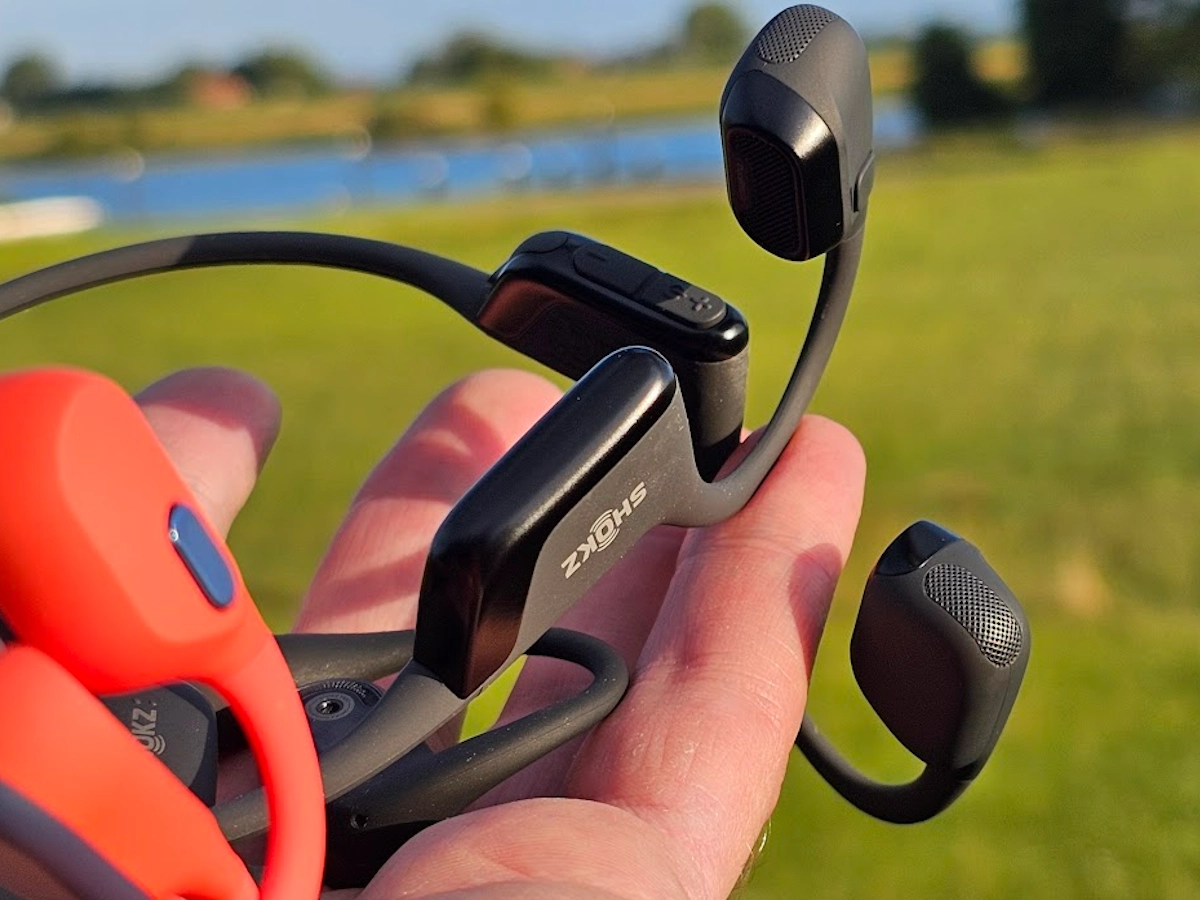 Close-up Shokz trio op hand