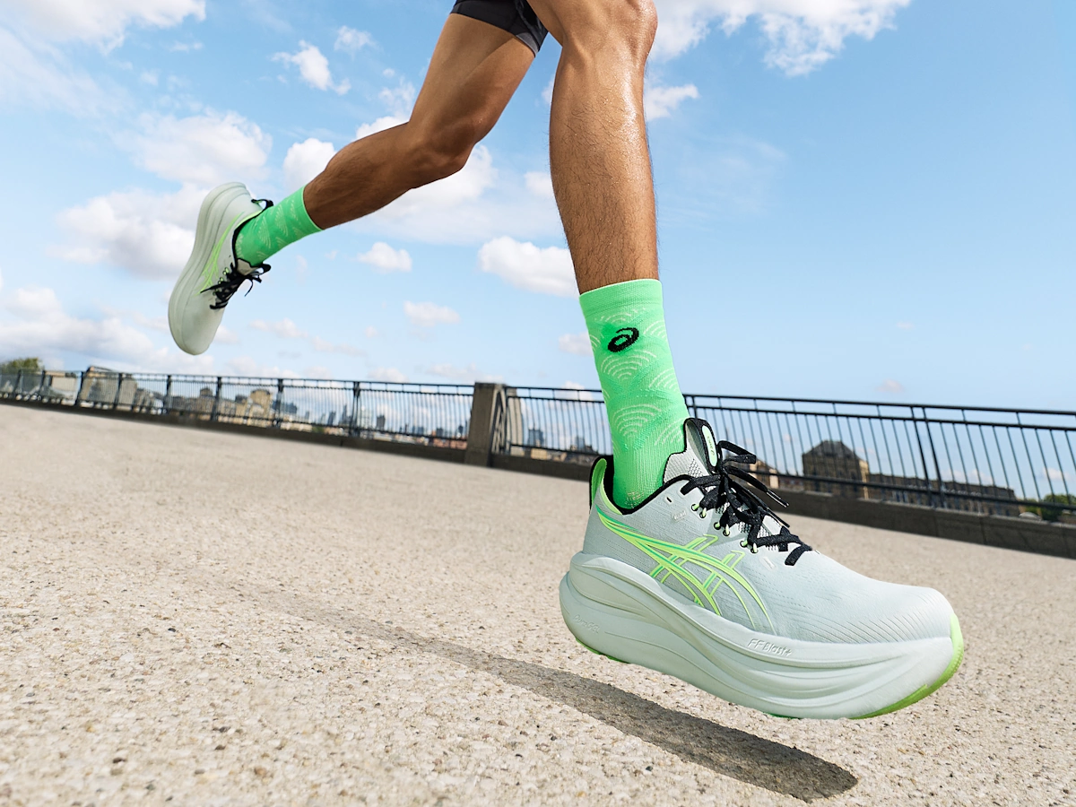 Close-up van de ASICS GEL-NIMBUS 28 met PureGEL en FF BLAST PLUS demping in actie