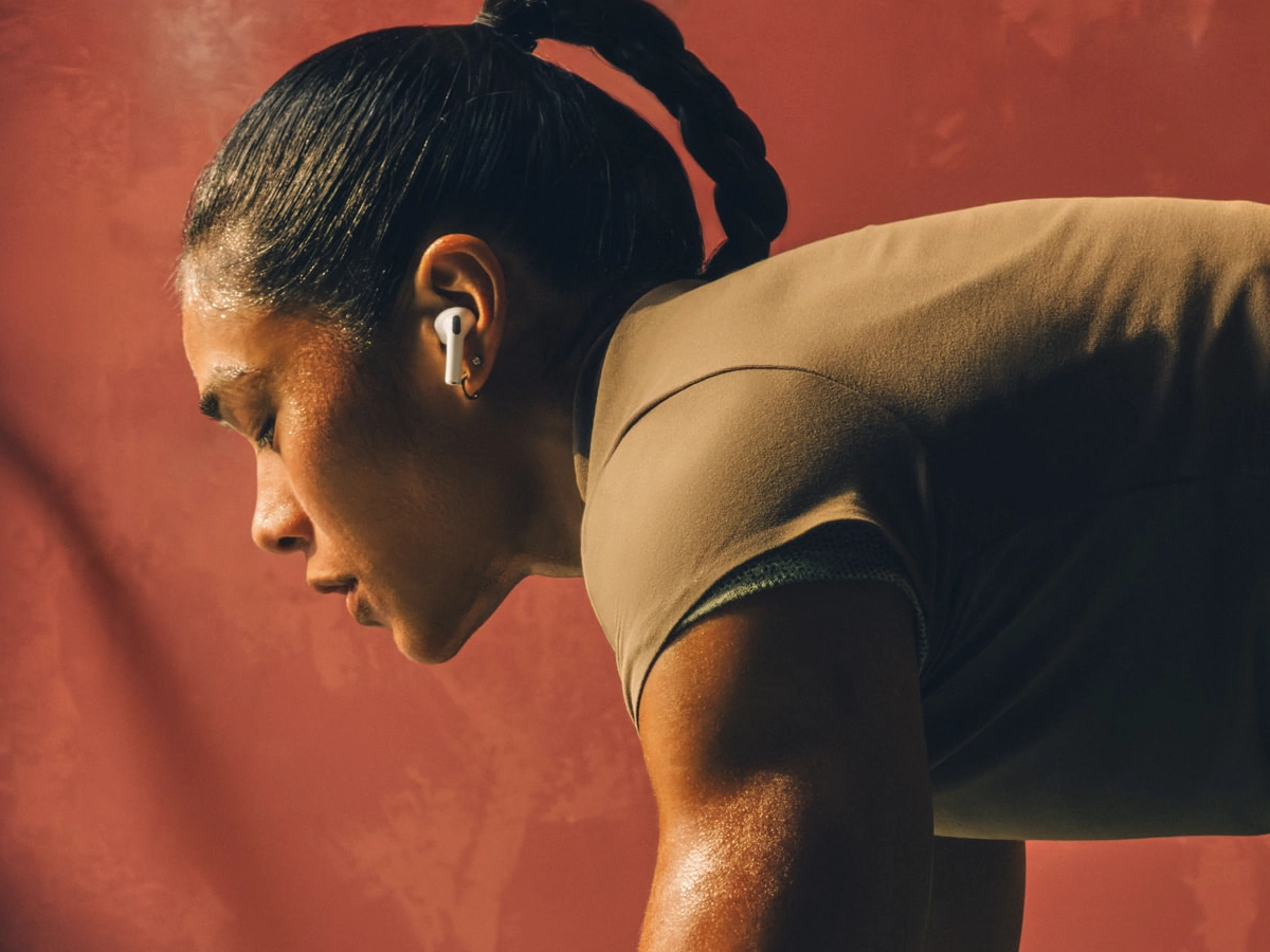 Dame met Apple AirPods Pro 3