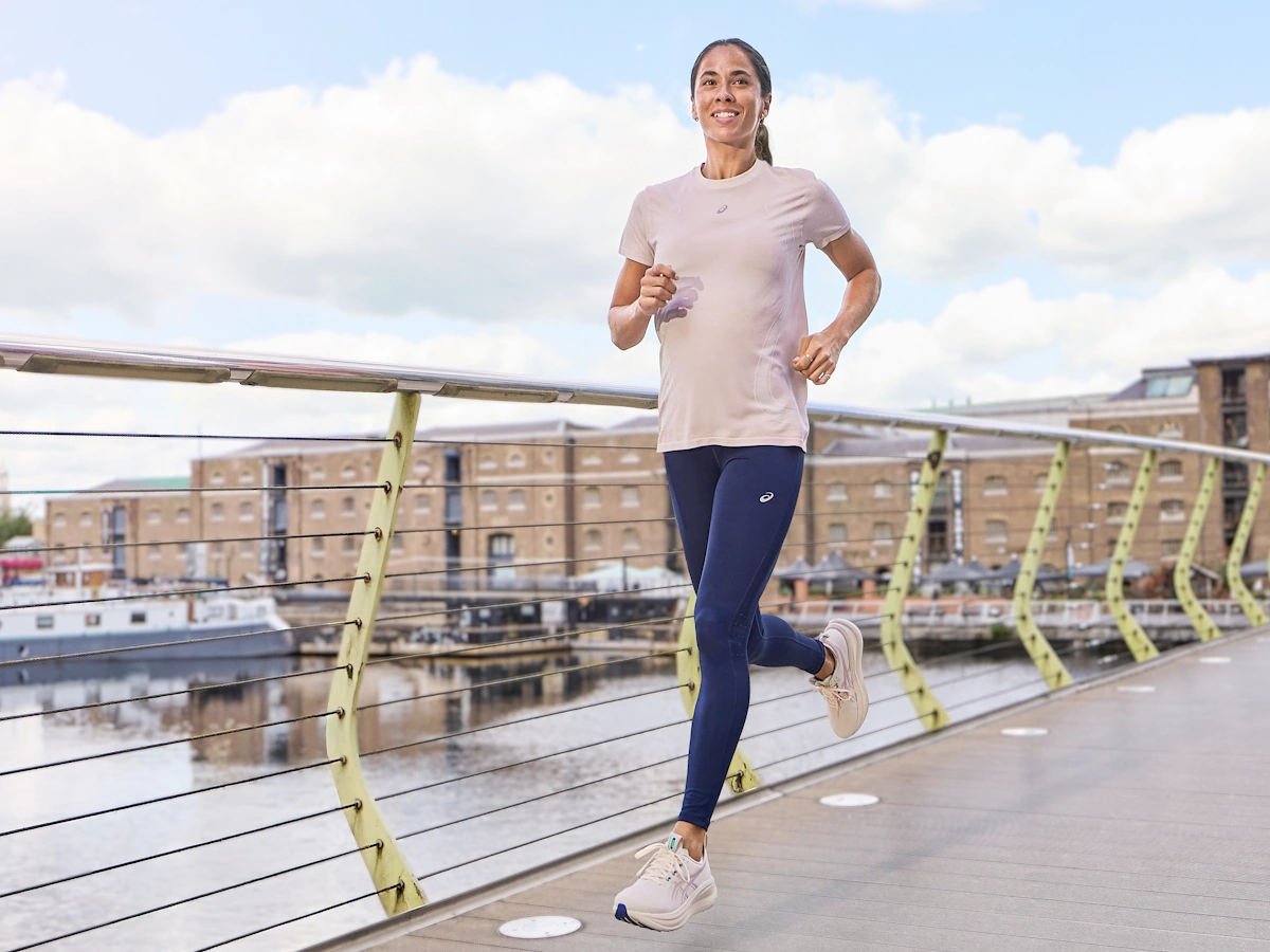 ASICS GEL-NIMBUS 28 damesmodel met zacht knit bovenwerk tijdens het hardlopen